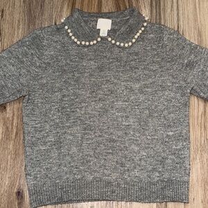 Gray Short Sleeve Sweater with Pearl Collar